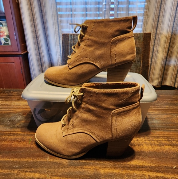 Rue 21 Tan Suede Ankle Booties size 8 1/2 - Picture 2 of 9